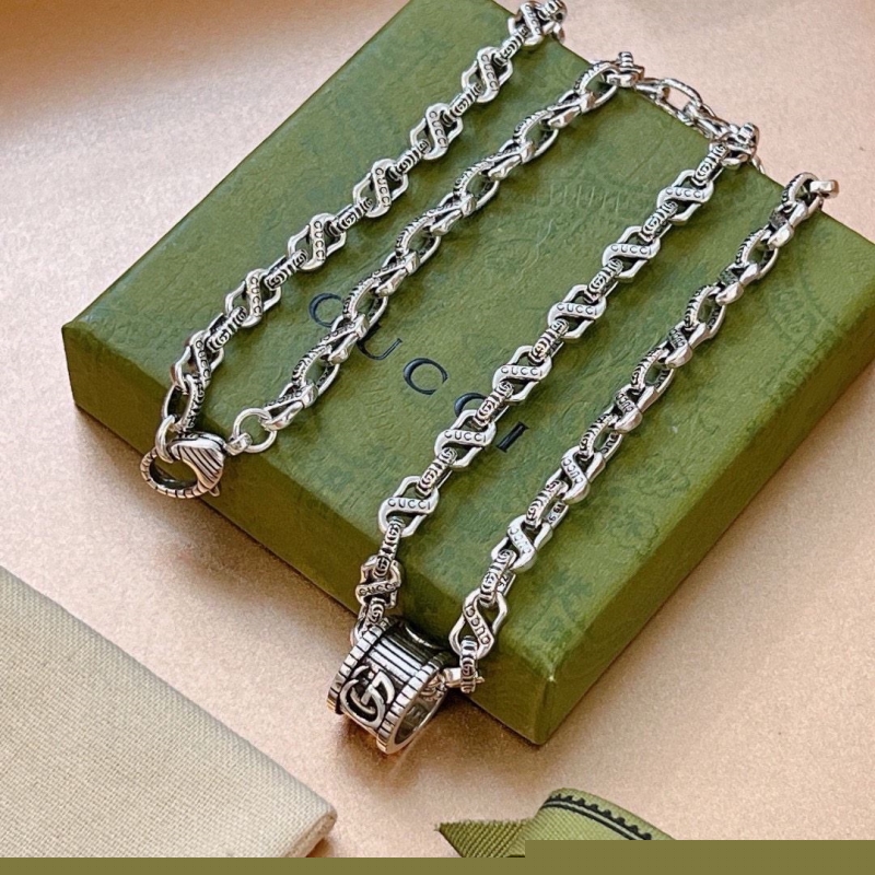 G*u*i necklaces